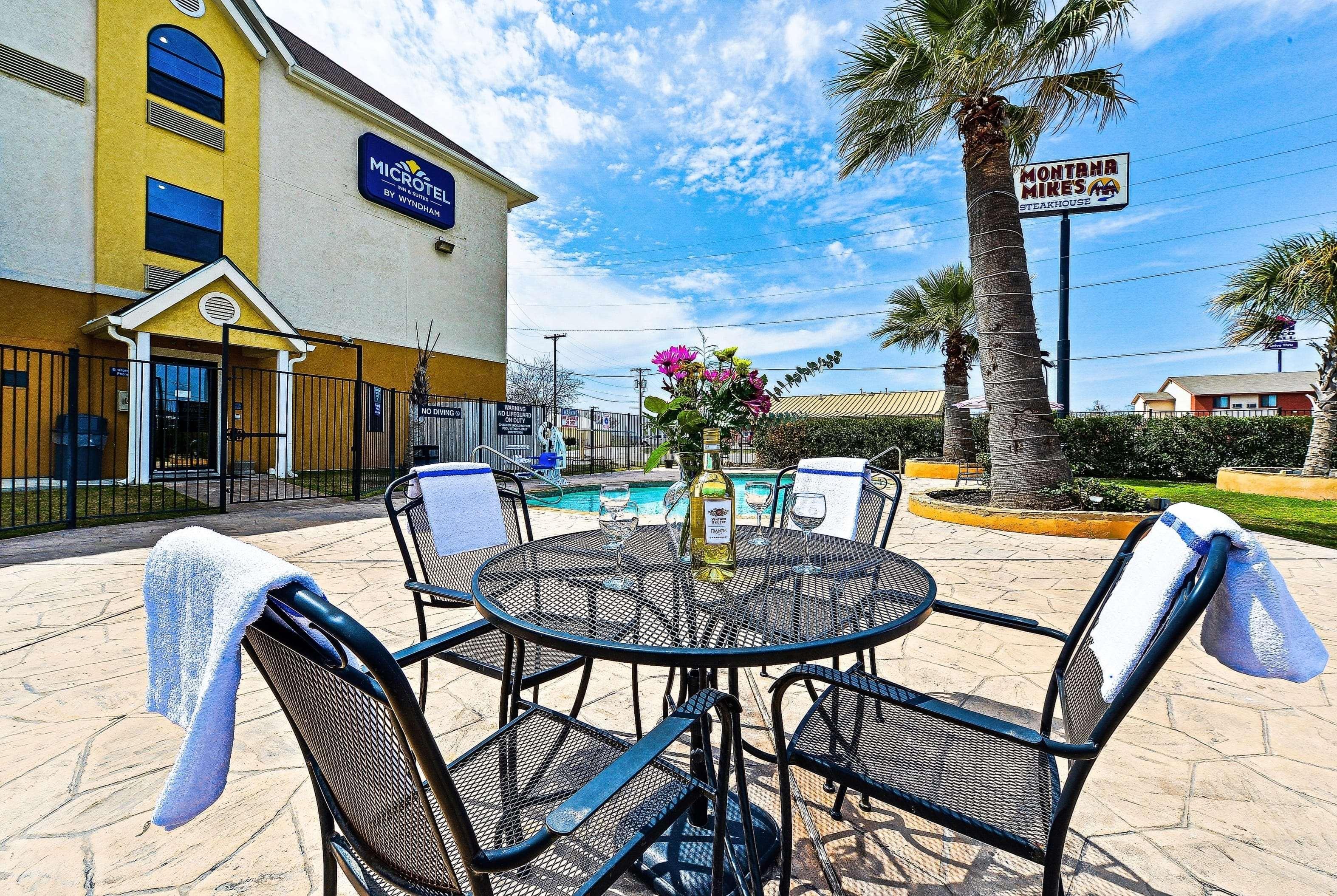 Microtel Inn & Suites By Wyndham New Braunfels I-35 Екстер'єр фото