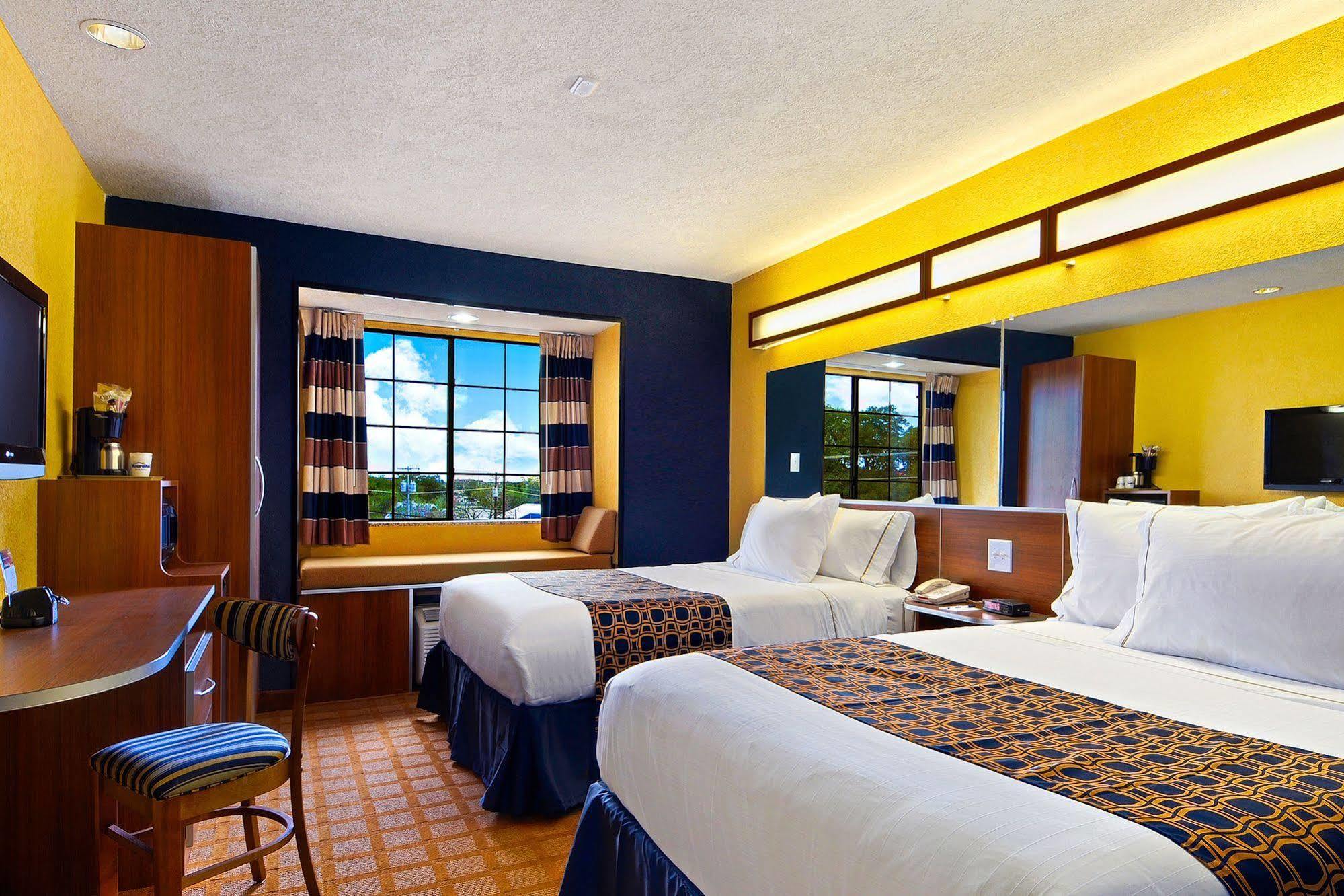 Microtel Inn & Suites By Wyndham New Braunfels I-35 Екстер'єр фото